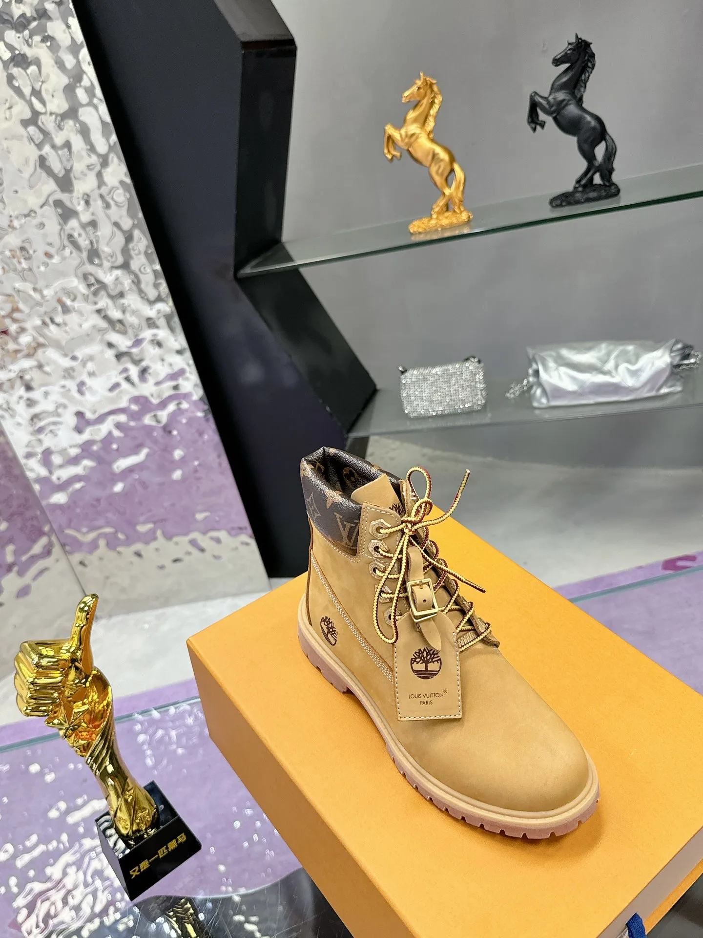 Factory price: 760💰 (Couple model) LV x Timberland Timberland joint model Presbyopia Rhubarb boots Ankle boots Short boots LV x Timberland ankle boots are made of Monogram embossed waterproof nubuck cow leather, relying on the brand's exquisite craftsmanship to carefully reshape the classic Timberland 6-inch boot shape in Italy, making an eye-catching appearance with American workwear style Men's men's shoes 💰Monogram created by harrell Williams The embossed tongue, original Timberland laces and outsole are exquisite details, and the leather label expresses the cooperation logo. Exquisite packaging at the delivery counter🛍📦 ▪️Material: Original custom imported first-layer cowhide ▪️Inner lining: Original custom leather lining ▪️Outsole: Original open-molded anti-slip rubber material ▪️Sole thickness: 3.5CM ▪️Size: Women's 35-40 ▪️Size: Men's size 39-44, customized 45, 46